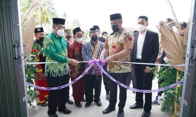 Kegiatan Simbolis Dalam Memotong Pita Untuk Sebuah Acara