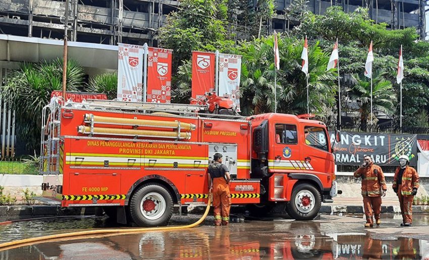 Petugas Damkar Yang Mempunyai Banyak Sekali Pekerjaan