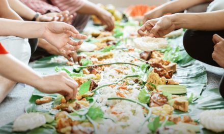 Makan Bersama Liwetan Banyak Lauk Dalam Satu Tempat