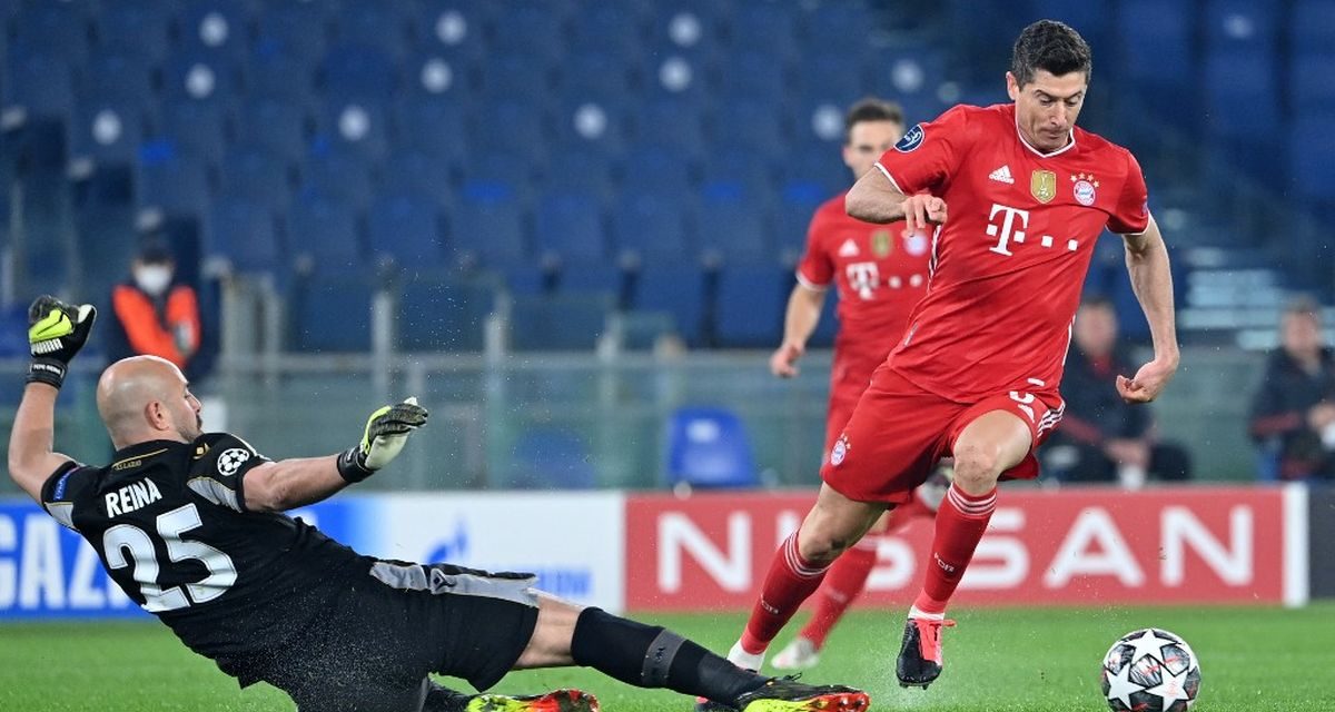 Penyerang Depan Dalam Permainan Olahraga Sepak Bola