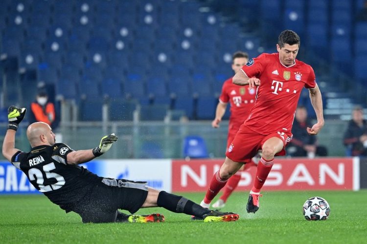 Penyerang Depan Dalam Permainan Olahraga Sepak Bola