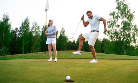 Cabang Olahraga Mewah Yaitu Bermain Golf Di Lapangan Luas