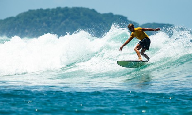 Para Peselancar Air Memerlukan Persiapan Dan Keamanan