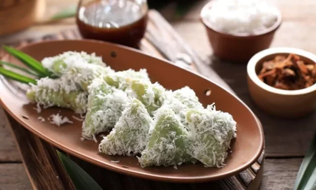 Camilan Manis Lupis Khas Negara Indonesia