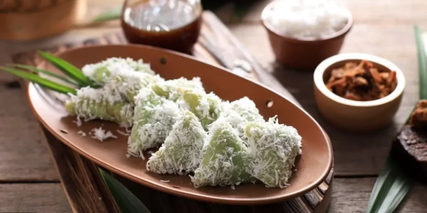 Camilan Manis Lupis Khas Negara Indonesia