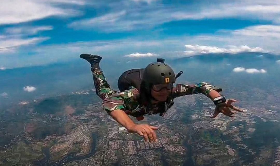 Olahraga Ekstrem Udara Terjun Payung Di Lakukan Militer