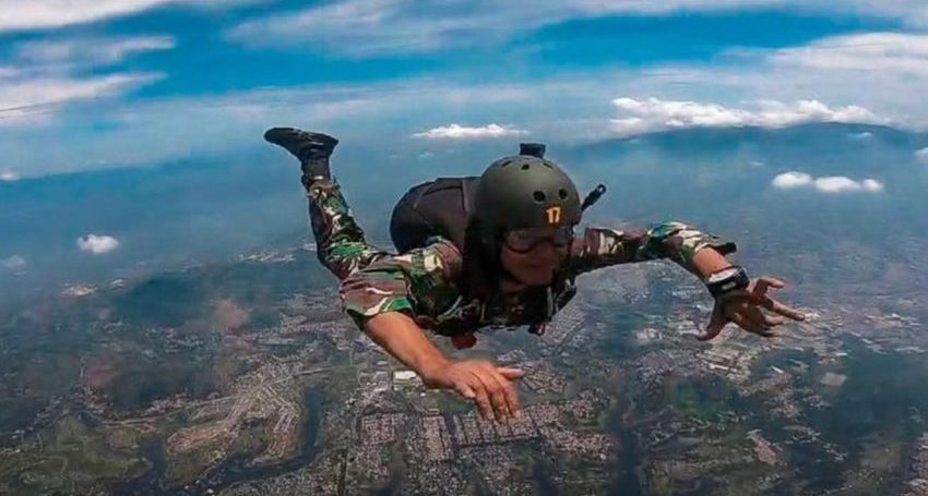 Olahraga Ekstrem Udara Terjun Payung Di Lakukan Militer