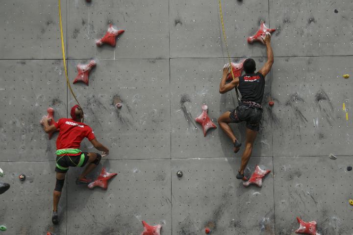 Kekuatan Cengkraman Tangan Perlu Saat Olahraga Panjat Tebing