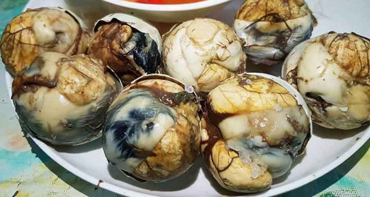 Makanan Viral Balut Telur Setengah Jadi