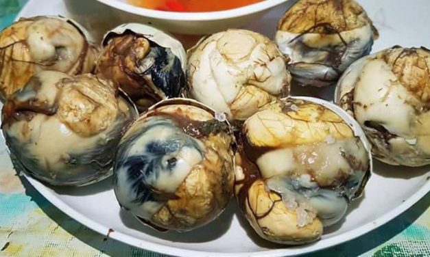 Makanan Viral Balut Telur Setengah Jadi