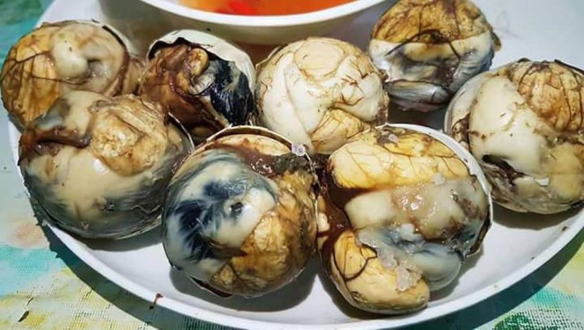 Makanan Viral Balut Telur Setengah Jadi