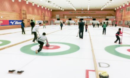 Kegiatan Musim Dingin Melakukan Olahraga Curling