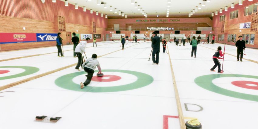 Kegiatan Musim Dingin Melakukan Olahraga Curling