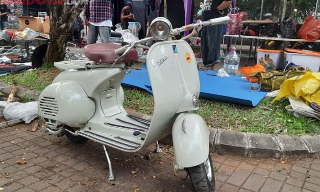 Kendaraan Antik Sebuah Motor Vespa Jadul