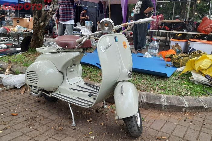 Kendaraan Antik Sebuah Motor Vespa Jadul