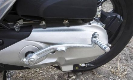 Komponen Penghidup Kendaraan Motor Sebuah Engkol
