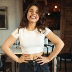 Atasan Pakaian Seseorang Dengan Menggunakan Crop Top