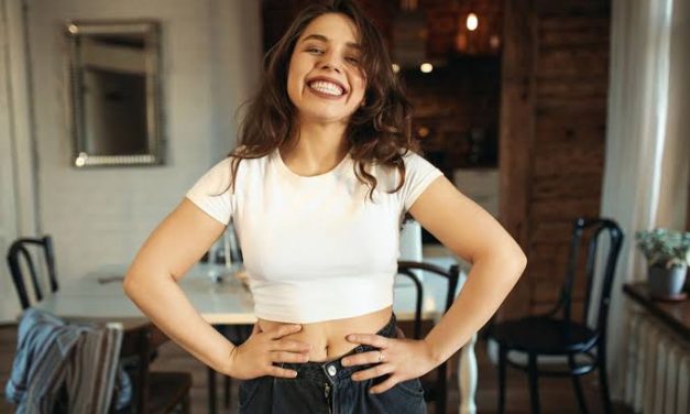 Atasan Pakaian Seseorang Dengan Menggunakan Crop Top