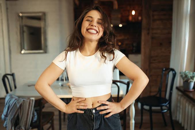 Atasan Pakaian Seseorang Dengan Menggunakan Crop Top