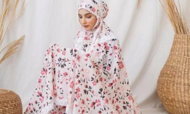 Pemakaian Pakaian Khusus Mukenah Untuk Beribadah