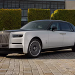 Kendaraan Mewah Rollsroyce Dengan Fasilitasnya