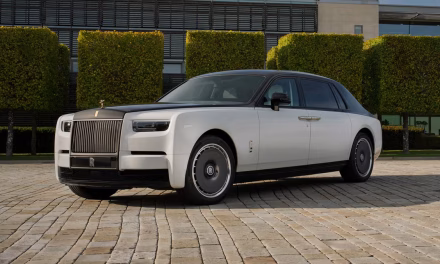 Kendaraan Mewah Rollsroyce Dengan Fasilitasnya