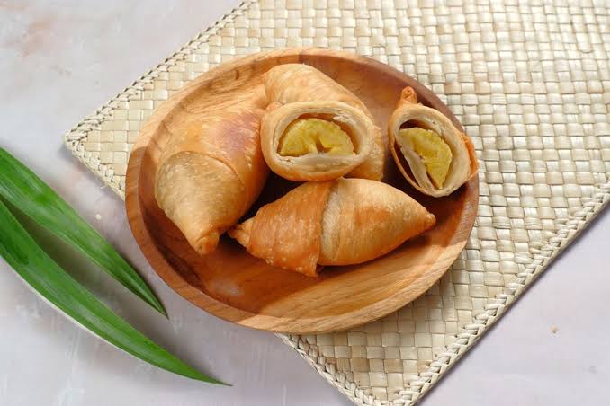 Camilan Jajan Molen Dengan Pisang Dan Varian Rasa
