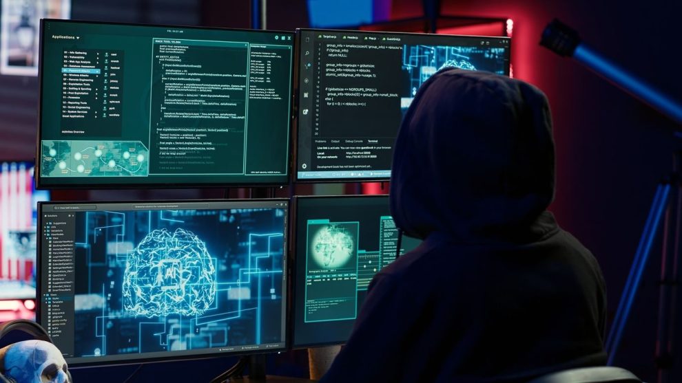 Pekerjaan Seorang Hacker Dalam Meretas Suatu Perangkat