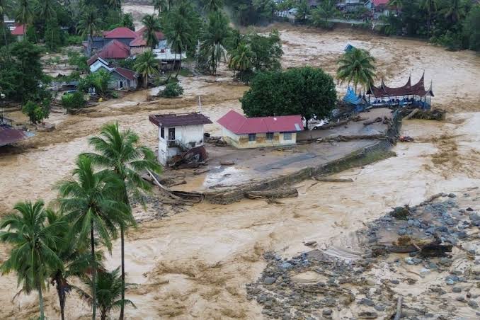 Kondisi Lingkungan Kebanjiran Dengan Ulah Masyarakat