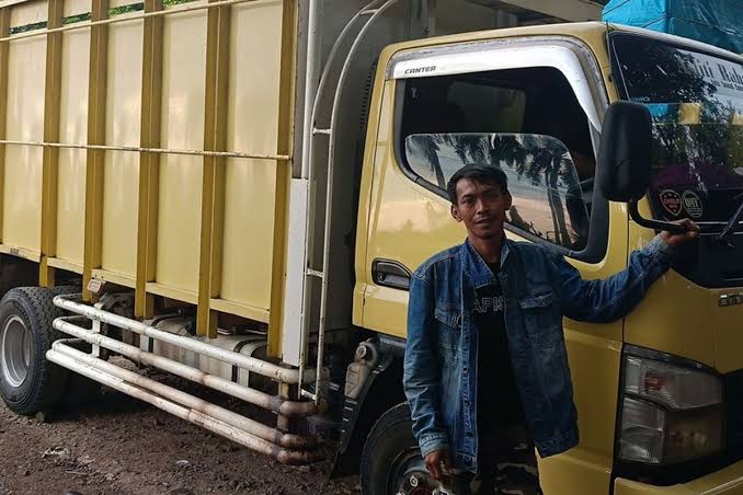 Suatu Kendaraan Truk Yang Berbobot Besar