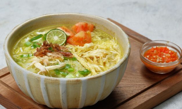 Hidangan Tradisional Kuah Soto Dengan Isiannya