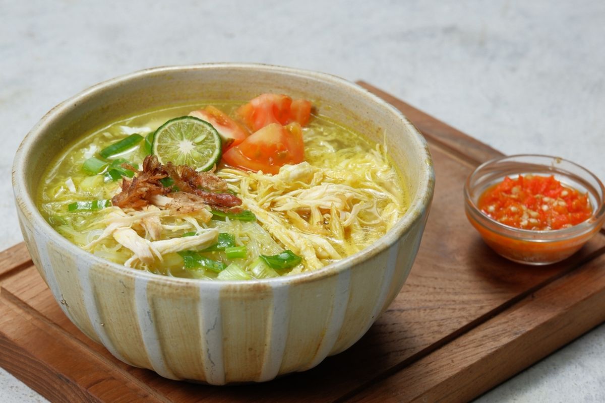 Hidangan Tradisional Kuah Soto Dengan Isiannya