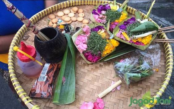 Sebuah Makanan Sesajen Yang Cukup Banyak Untuk Gaib